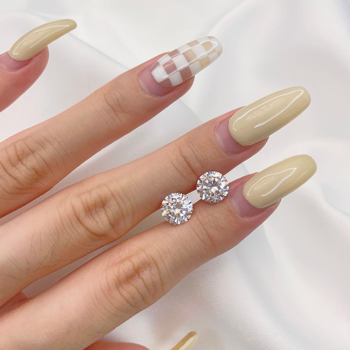 [Lucky Star]Stylish Shiny Round Center Stone Stud Earrings