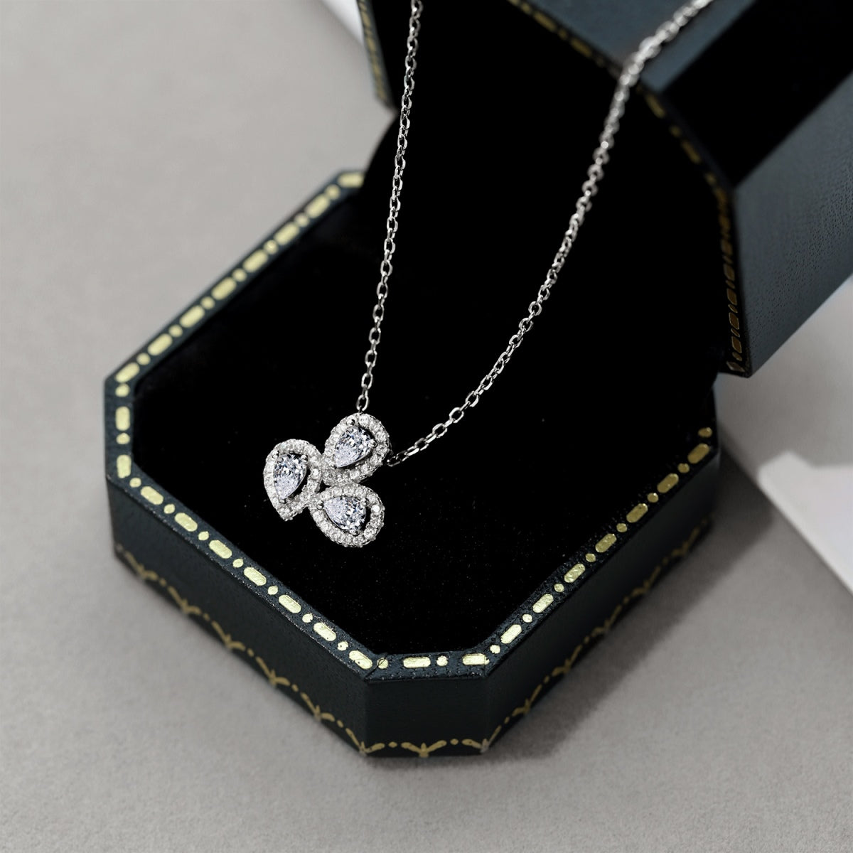 [Lucky Star]Elegant Flower Shape Pear Cut Necklace