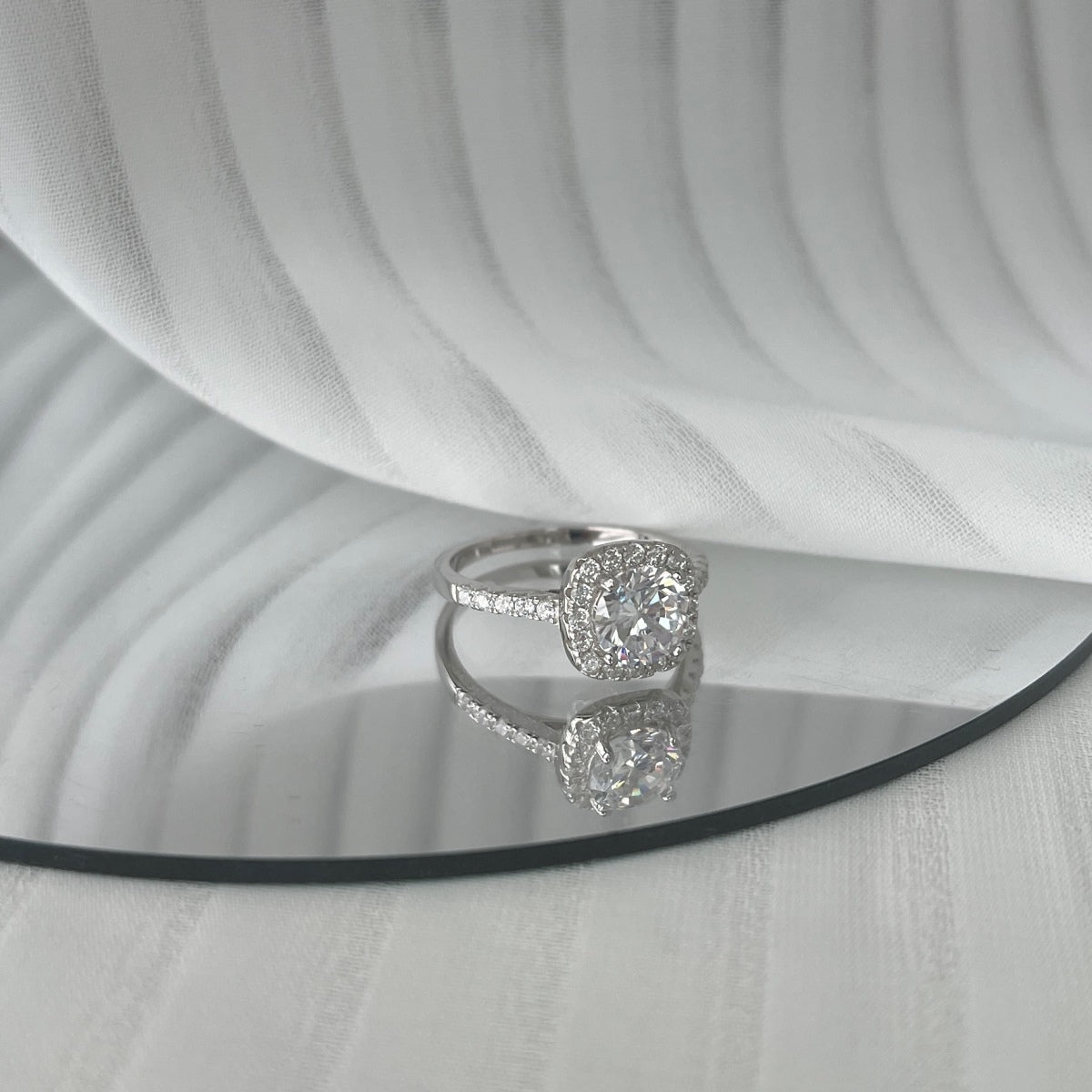 [Lucky Star]Dazzling Resplendent Round Cut Wedding Ring