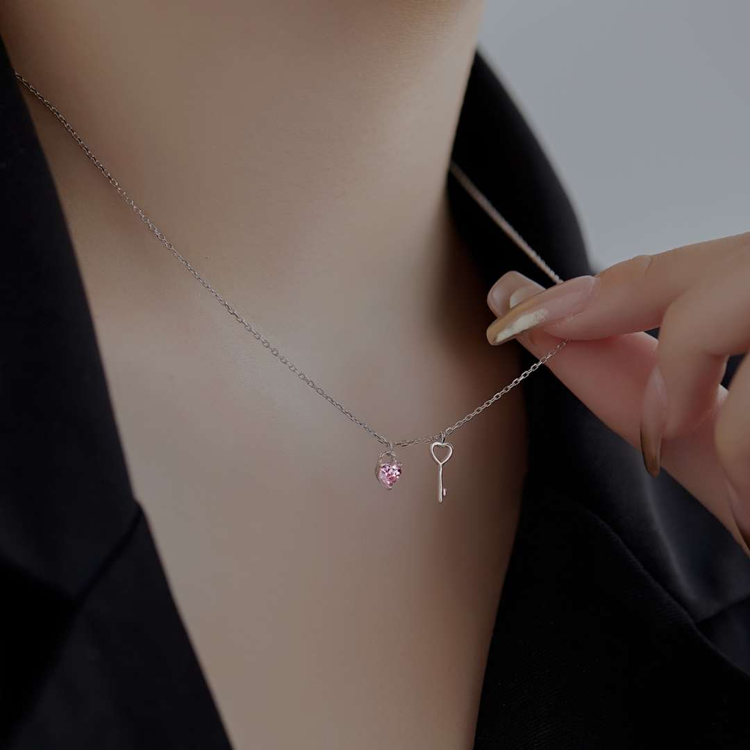 [Lucky Star]Unique Heart Shape Key Pendent Necklace