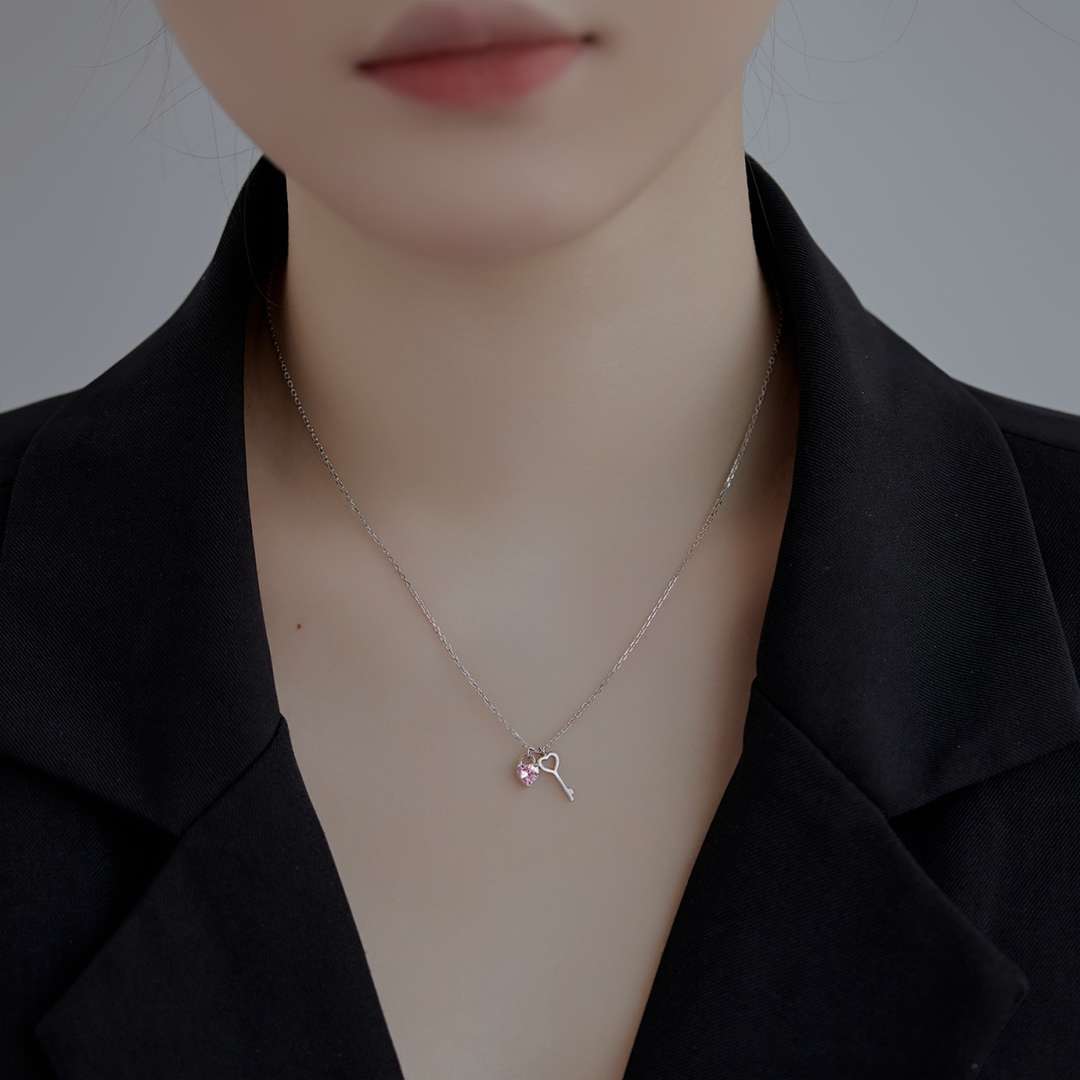 [Lucky Star]Unique Heart Shape Key Pendent Necklace