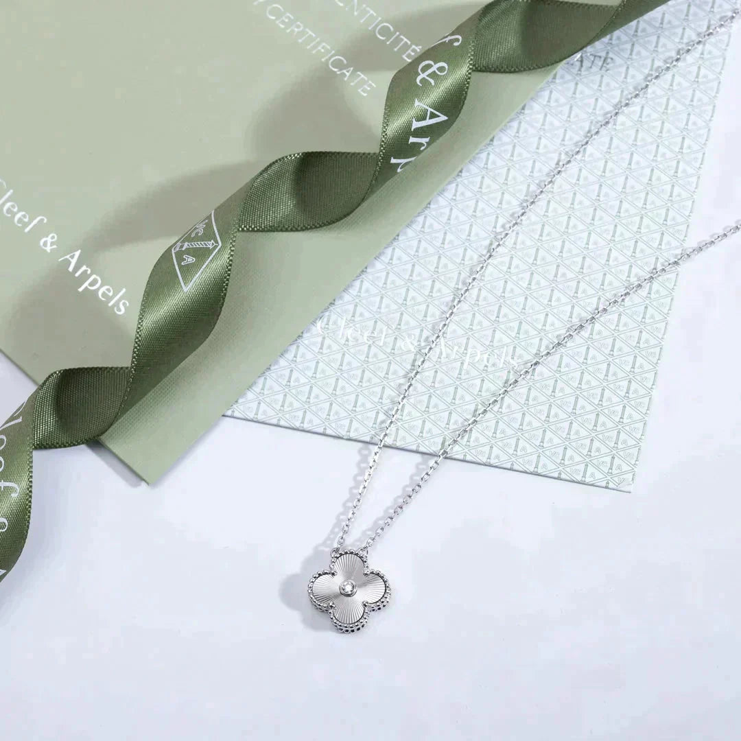 [Lucky Star]CLOVER  15MM DIAMOND LASER NECKLACE SILVER
