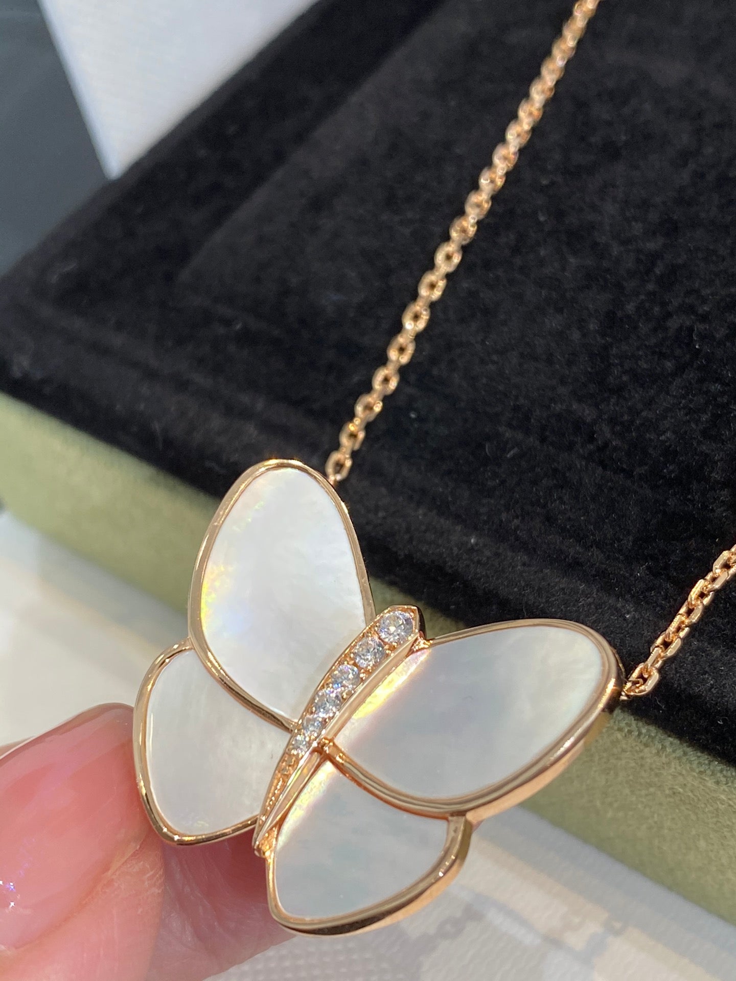 [Lucky Star]BUTTERFLY GOLD MOP DIAMOND NECKLACE