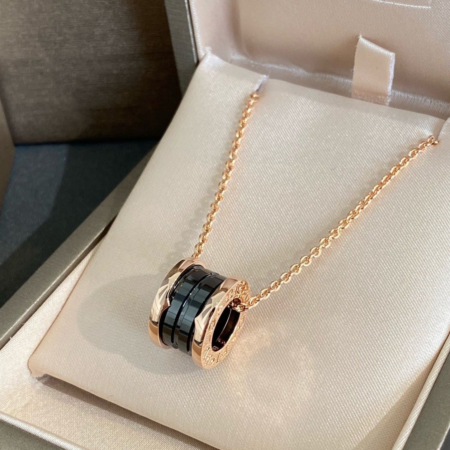 [Lucky Star]ZERO 1 BLACK CERAMIC PINK GOLD NECKLACE