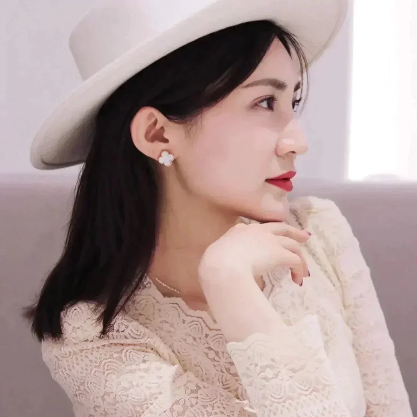 [Lucky Star]CLOVER MEDIUM 1 MOTIFS  WHITE MOP STUD EARRINGS