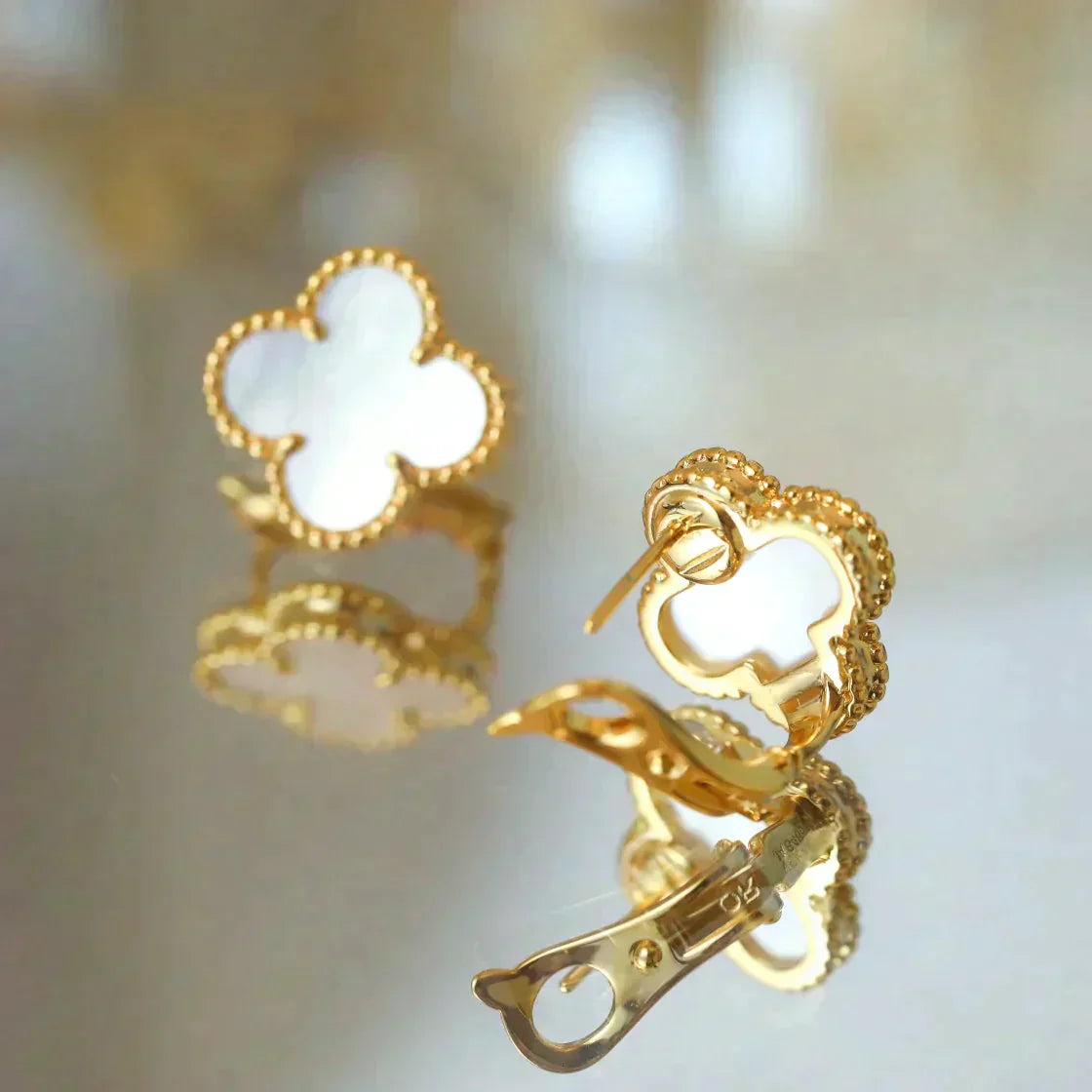[Lucky Star]CLOVER MEDIUM 1 MOTIFS  WHITE MOP STUD EARRINGS