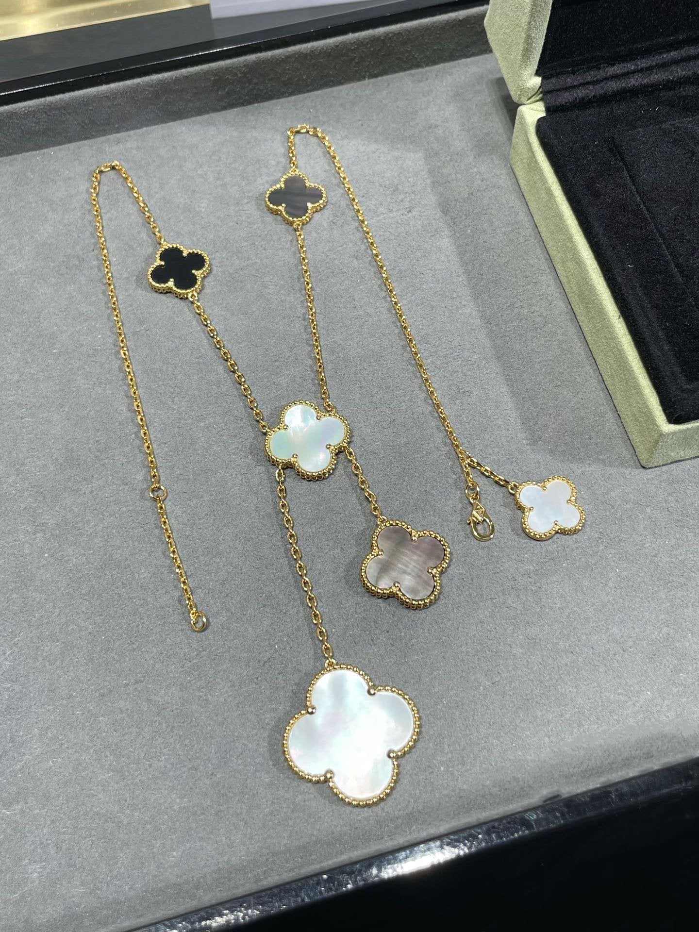 [Lucky Star]CLOVER 6 MOTIF MOP ONYX GOLD NECKLACE