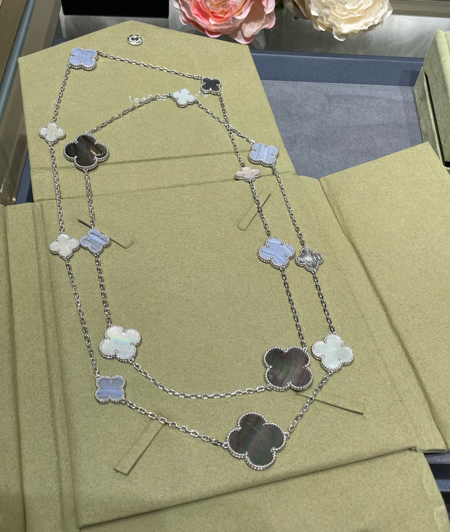 [Lucky Star]CLOVER 16 MOTIF CHALCEDONY MOP SILVER NECKLACE