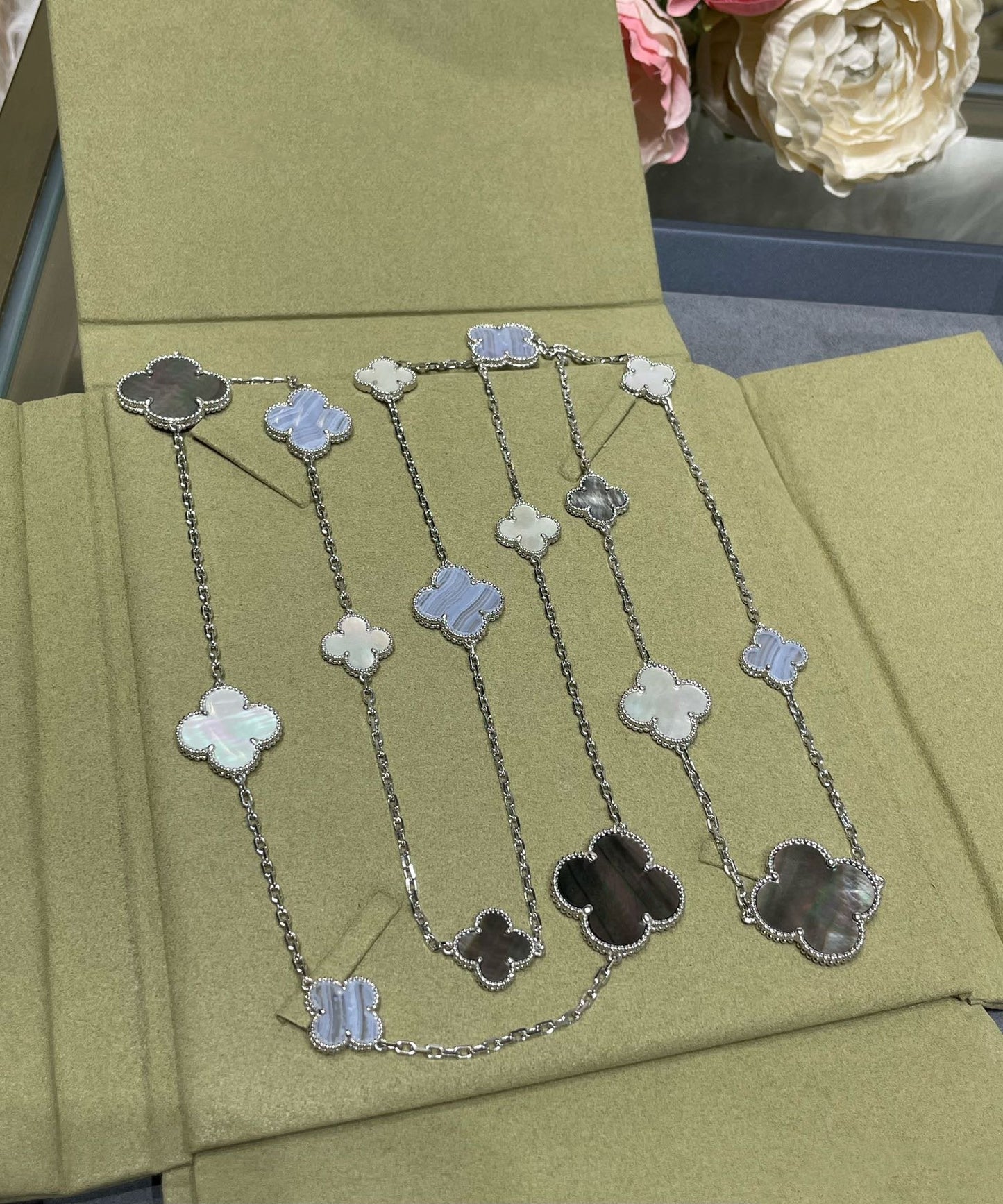 [Lucky Star]CLOVER 16 MOTIF CHALCEDONY MOP SILVER NECKLACE
