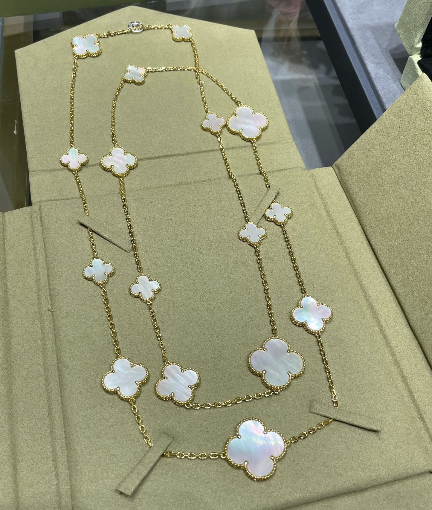 [Lucky Star]CLOVER 16 MOTIF WHITE MOP GOLD NECKLACE