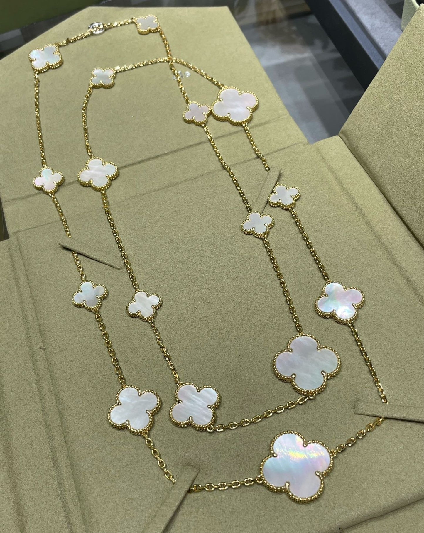 [Lucky Star]CLOVER 16 MOTIF WHITE MOP GOLD NECKLACE