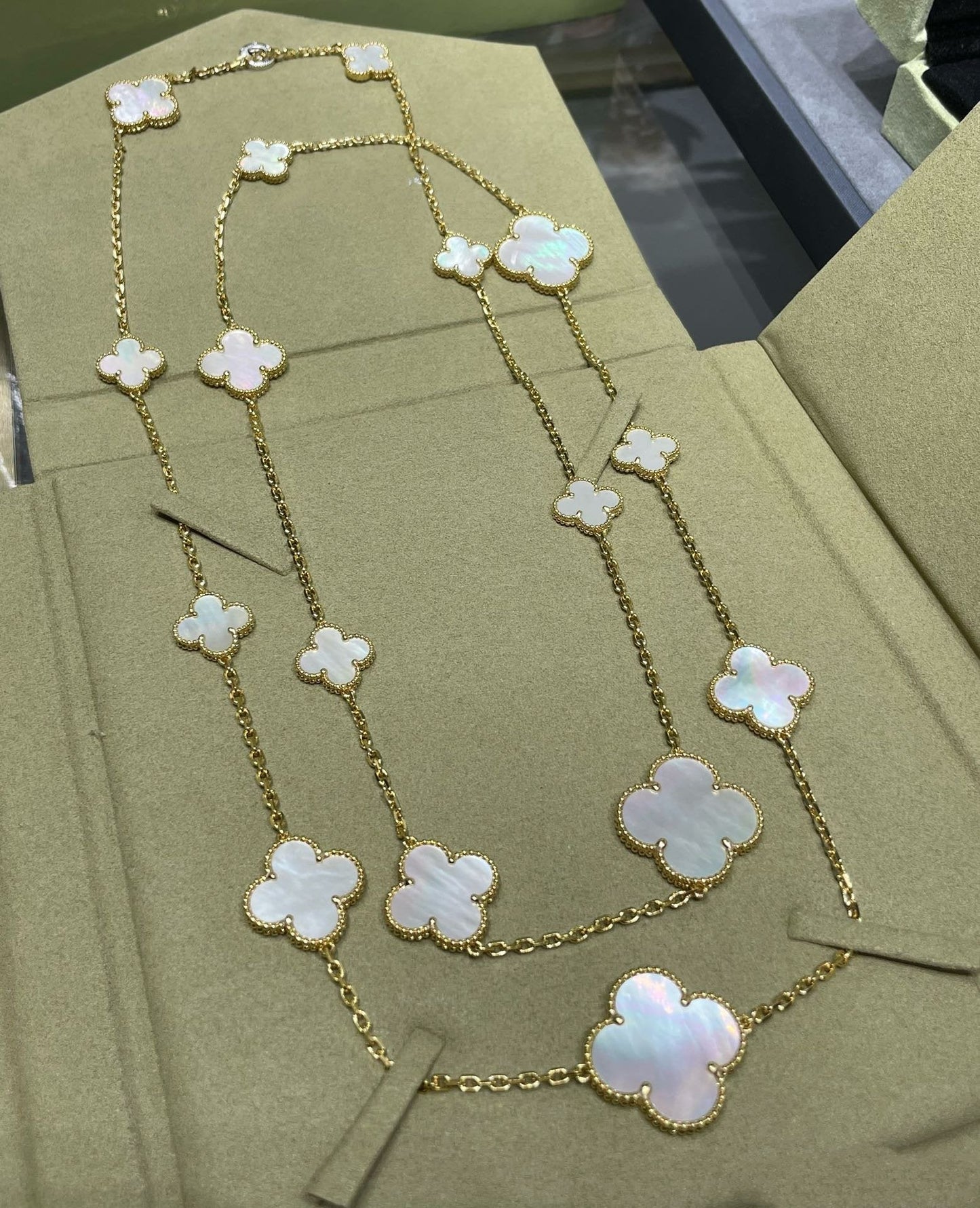[Lucky Star]CLOVER 16 MOTIF WHITE MOP GOLD NECKLACE