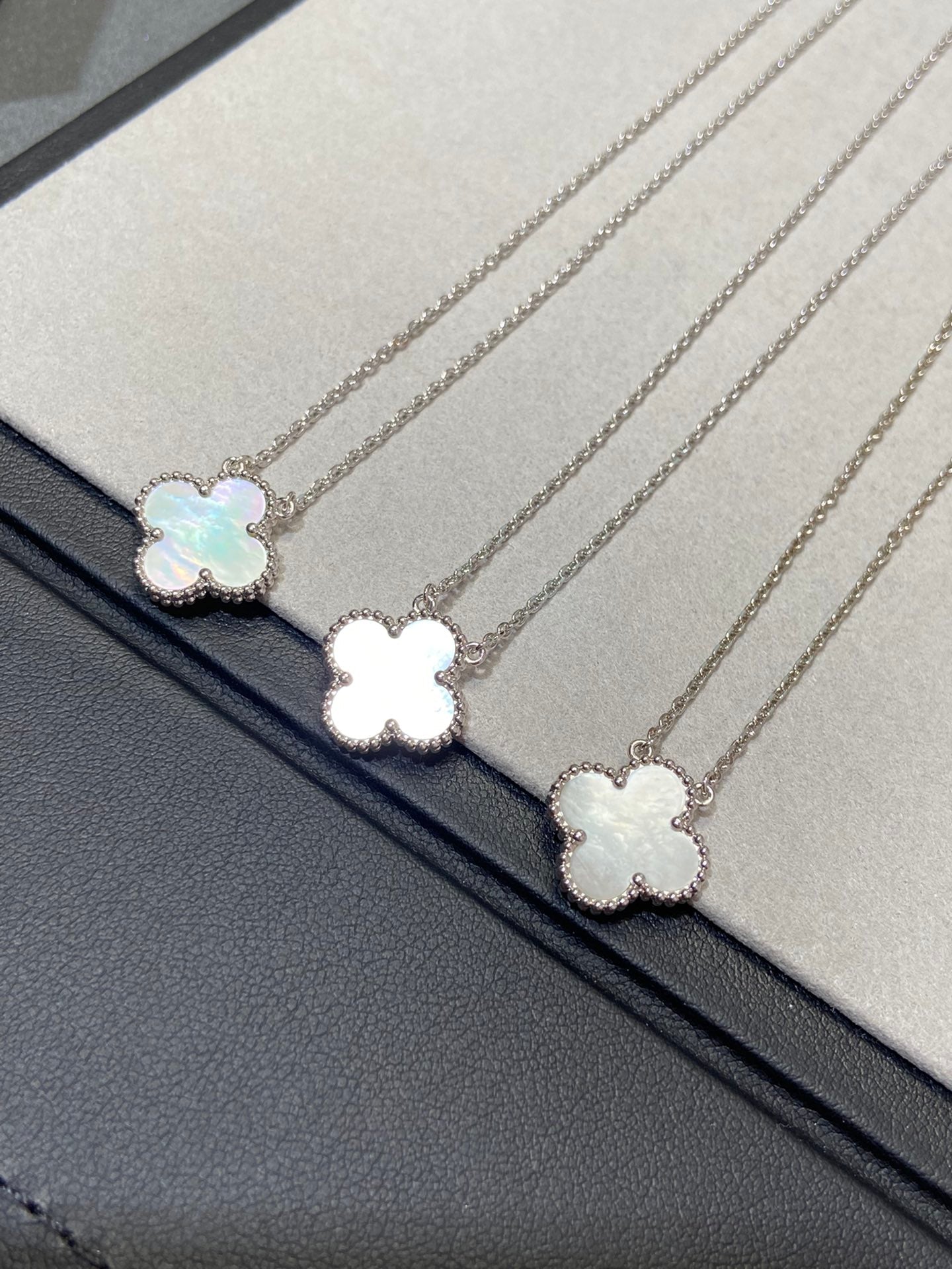 [Lucky Star]CLOVER MEDIUM SILVER WHITE MOP NECKLACE