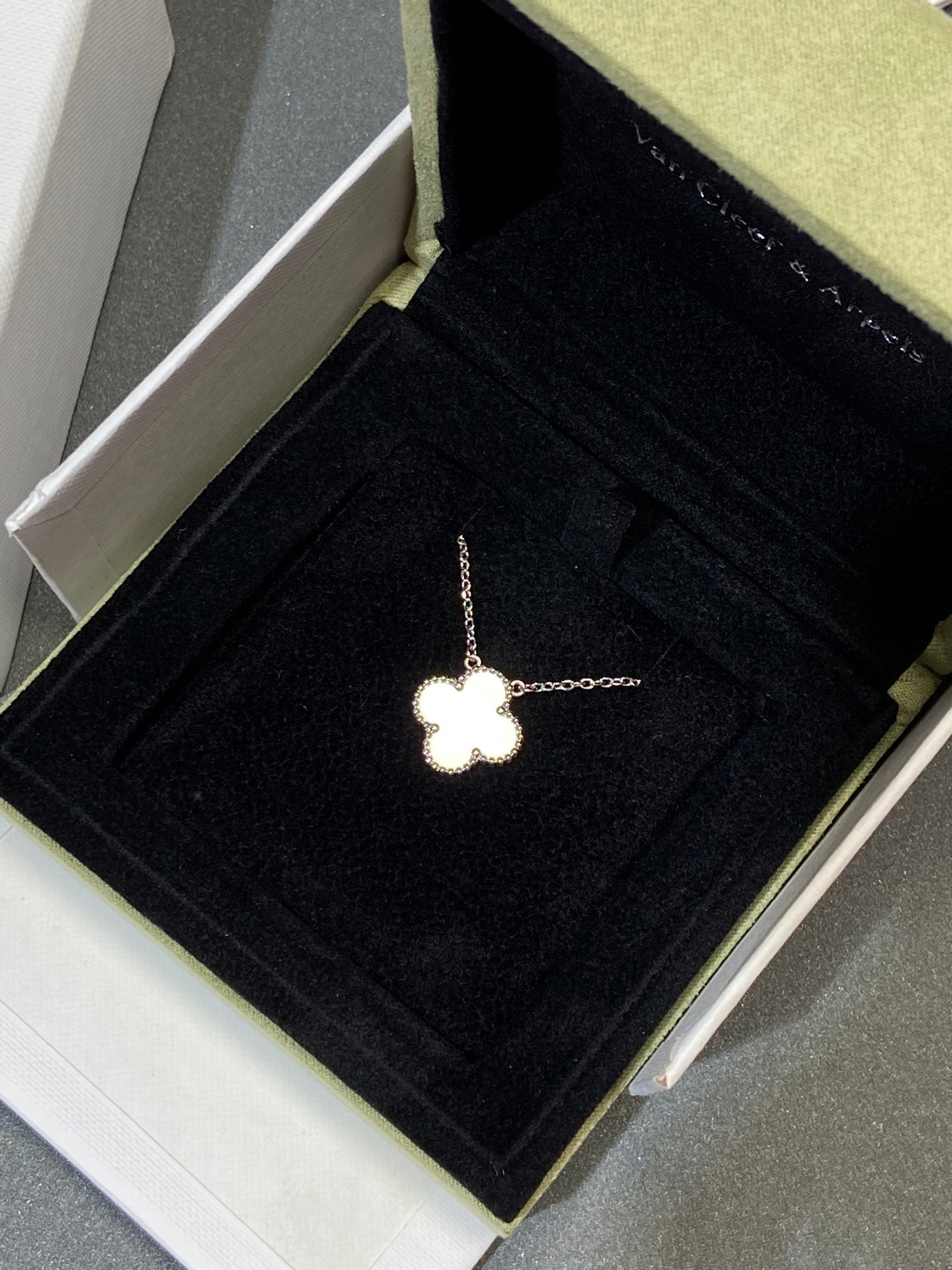 [Lucky Star]CLOVER 15MM WHITE MOP NECKLACE