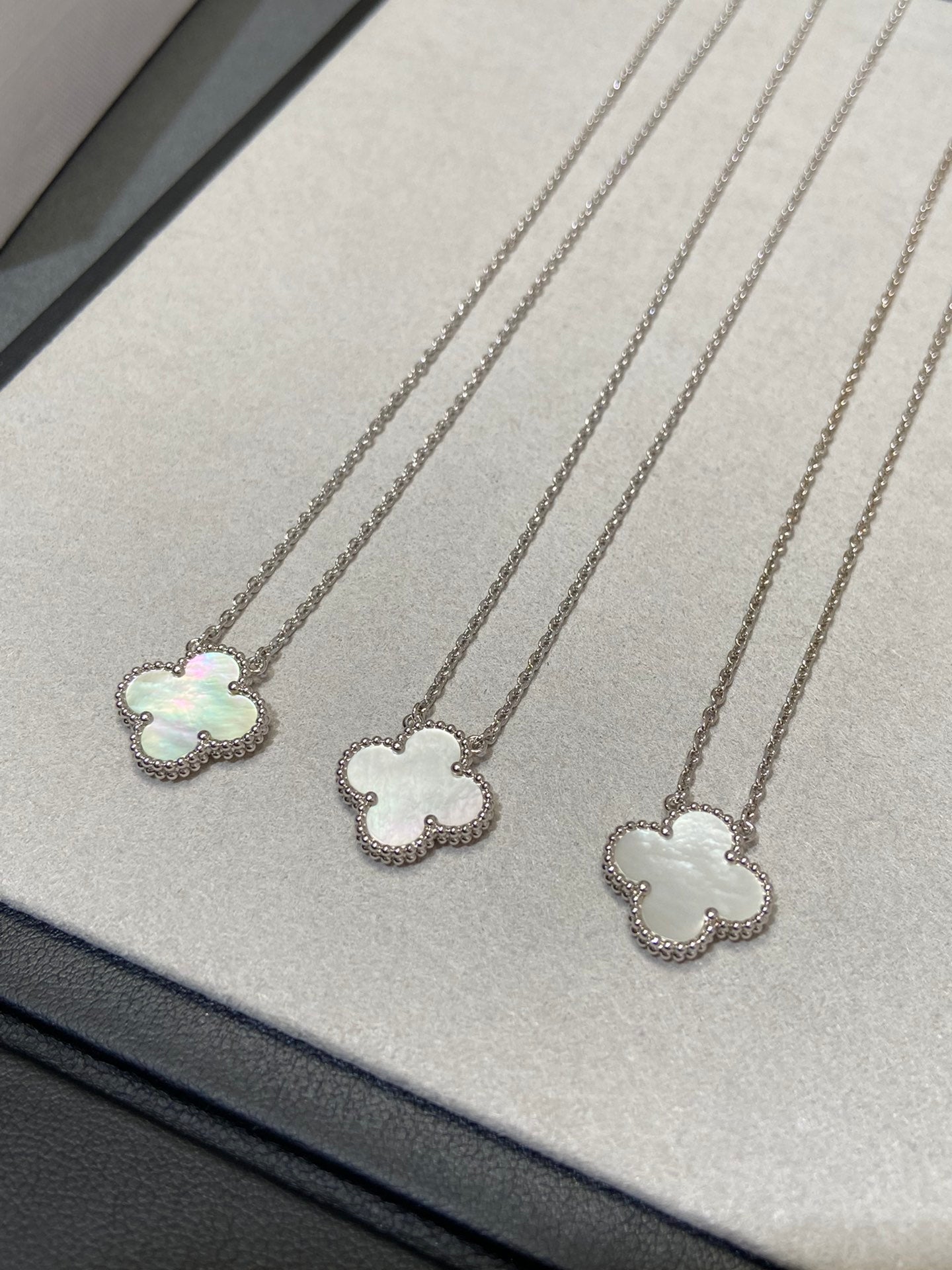 [Lucky Star]CLOVER MEDIUM SILVER WHITE MOP NECKLACE
