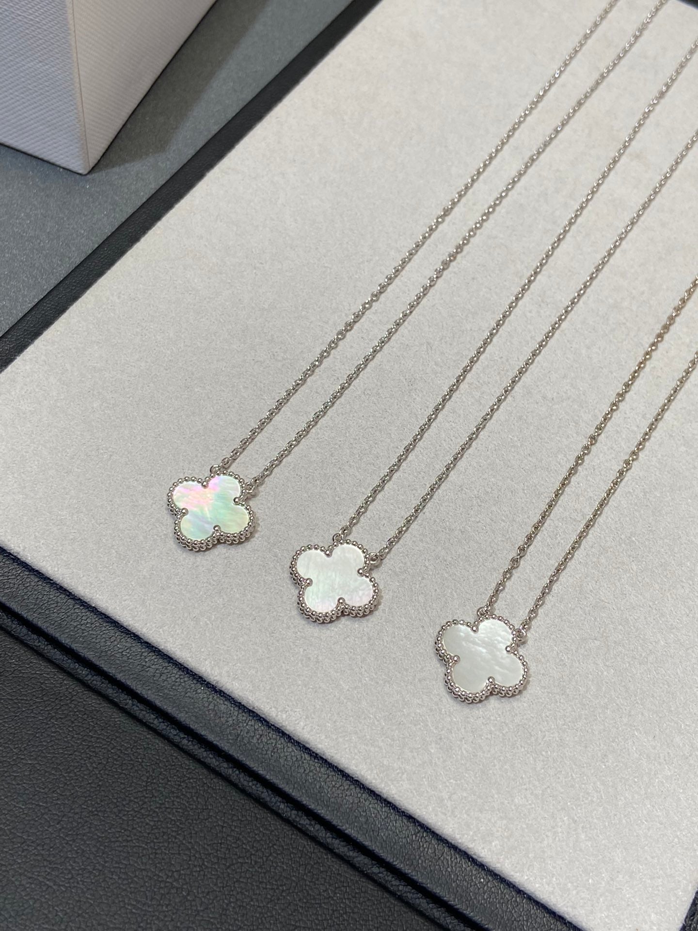 [Lucky Star]CLOVER MEDIUM SILVER WHITE MOP NECKLACE