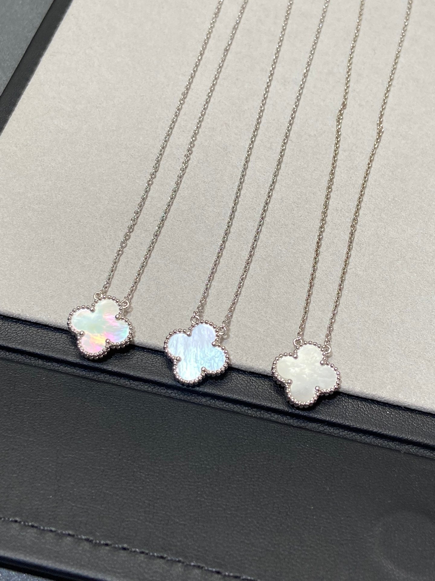[Lucky Star]CLOVER MEDIUM SILVER WHITE MOP NECKLACE