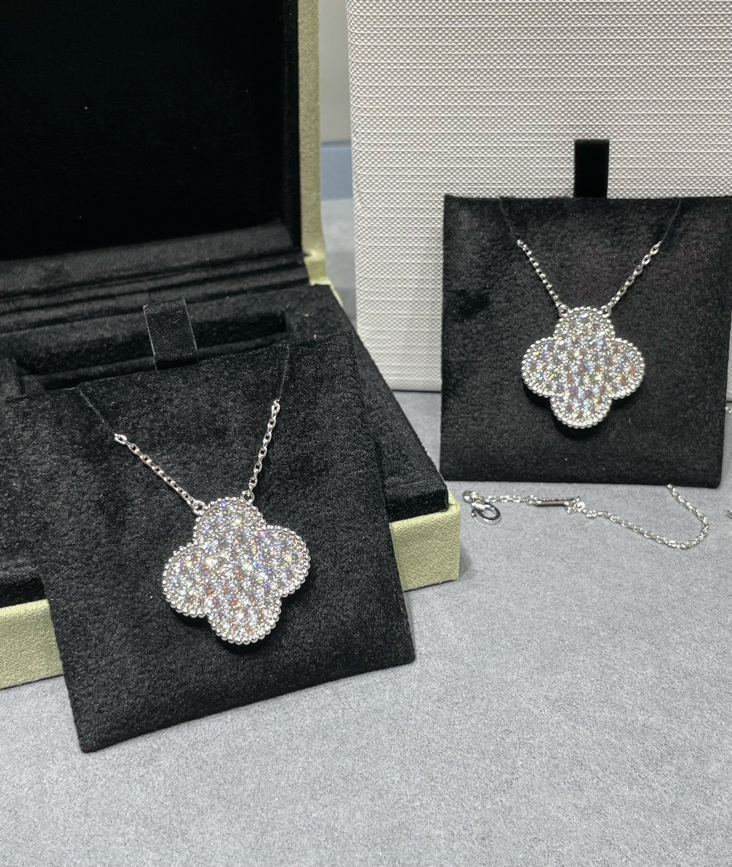 [Lucky Star]CLOVER 25MM LARGE PENDANT DIAMOND PAVED SILVER NECKLACE
