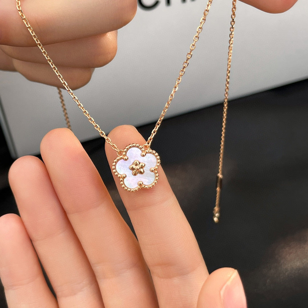 [Lucky Star]LUCKY  WHITE MOP  PLUM BLOSSOM NECKLACE