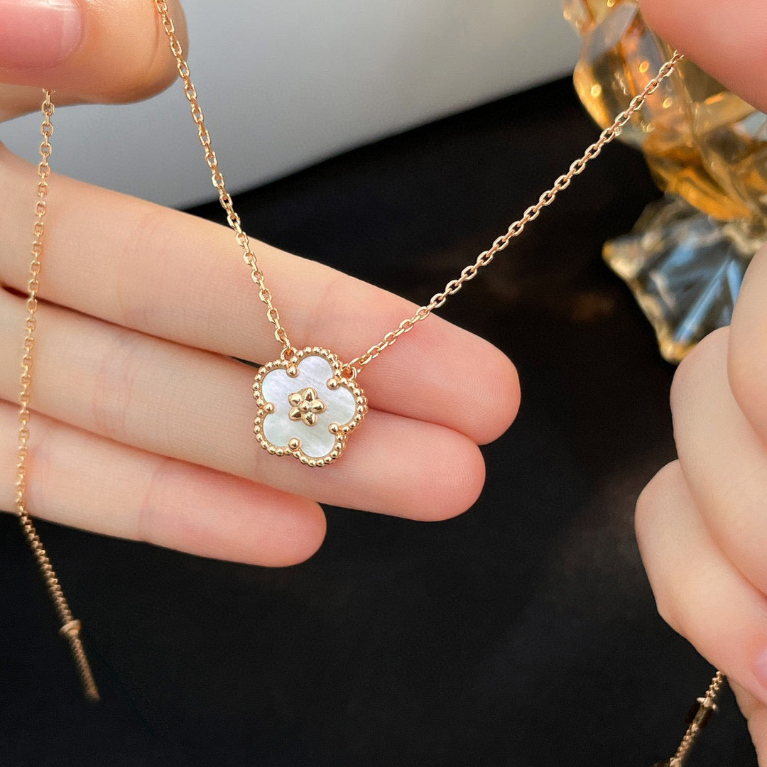 [Lucky Star]LUCKY  WHITE MOP  PLUM BLOSSOM NECKLACE