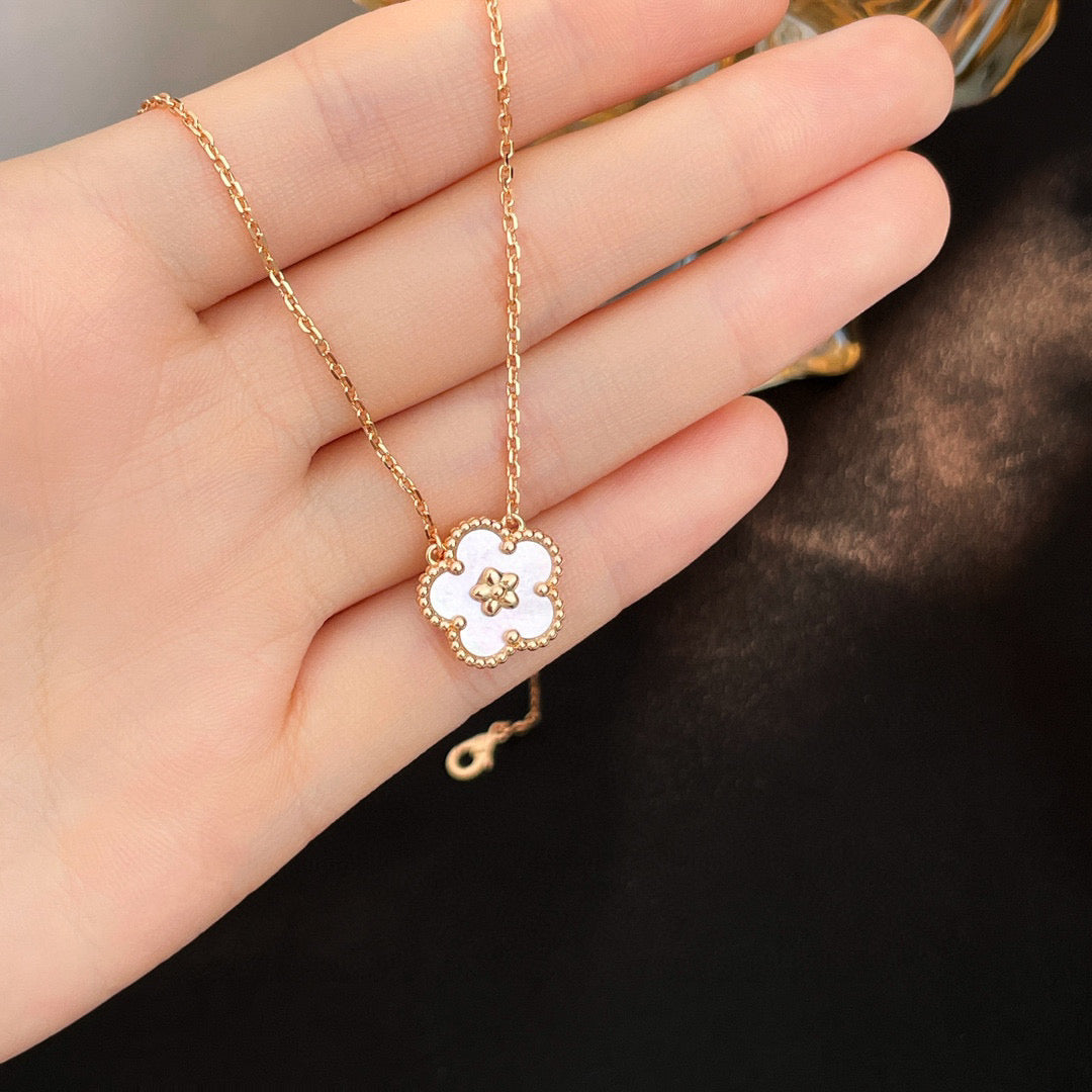 [Lucky Star]LUCKY  WHITE MOP  PLUM BLOSSOM NECKLACE