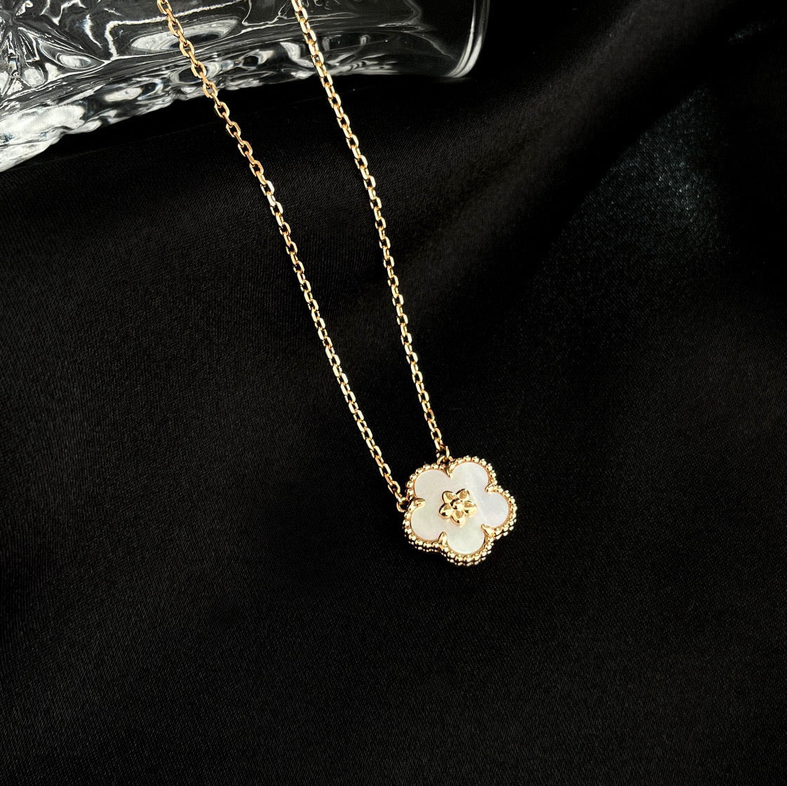 [Lucky Star]LUCKY  WHITE MOP  PLUM BLOSSOM NECKLACE
