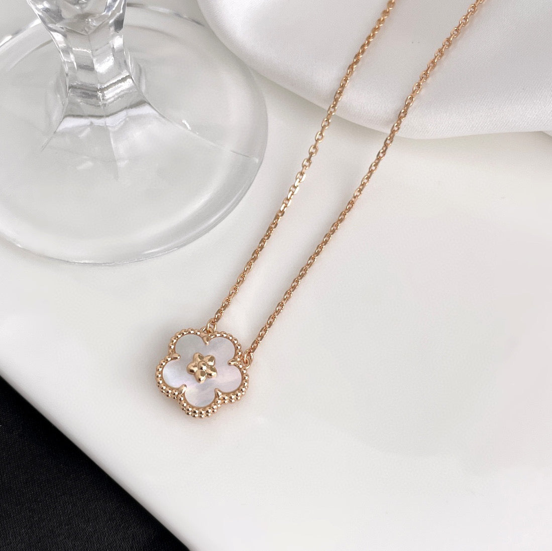 [Lucky Star]LUCKY  WHITE MOP  PLUM BLOSSOM NECKLACE