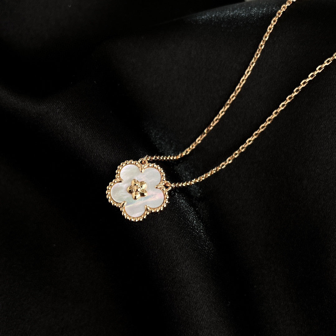 [Lucky Star]LUCKY  WHITE MOP  PLUM BLOSSOM NECKLACE
