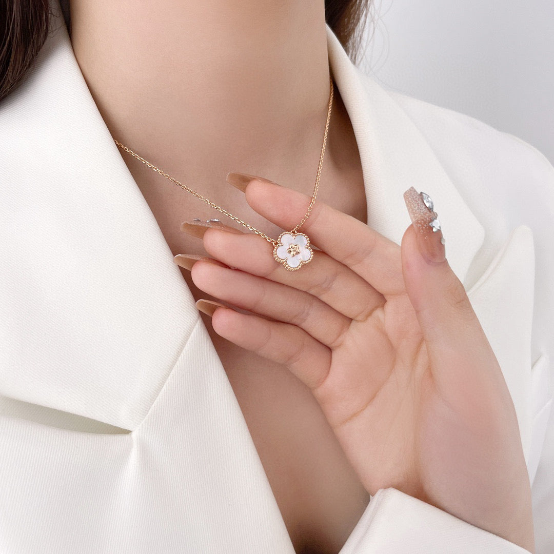 [Lucky Star]LUCKY  WHITE MOP  PLUM BLOSSOM NECKLACE