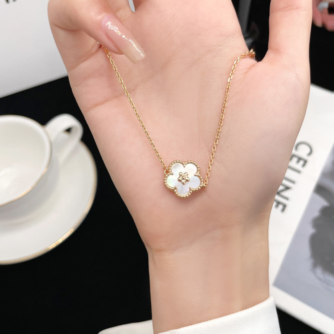 [Lucky Star]LUCKY WHITE MOP PLUM BLOSSOM  BRACELET
