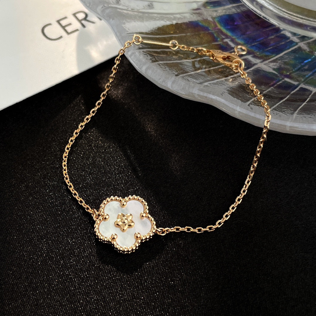 [Lucky Star]LUCKY WHITE MOP PLUM BLOSSOM  BRACELET