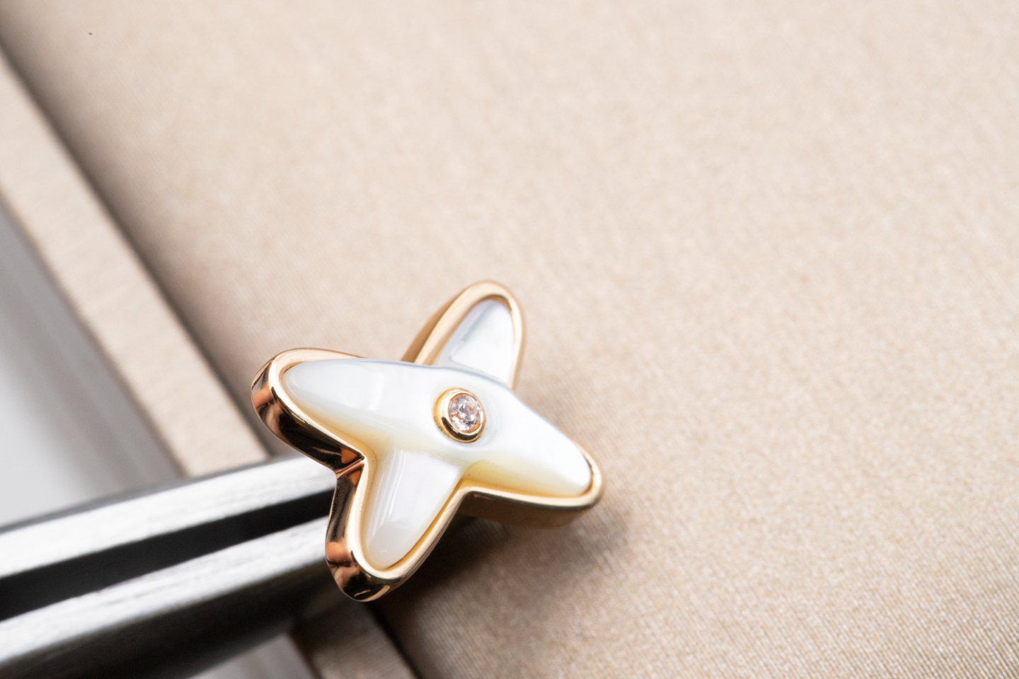 [Lucky Star]JEUX DE WHITE MOP PINK GOLD DIAMOND EARRINGS