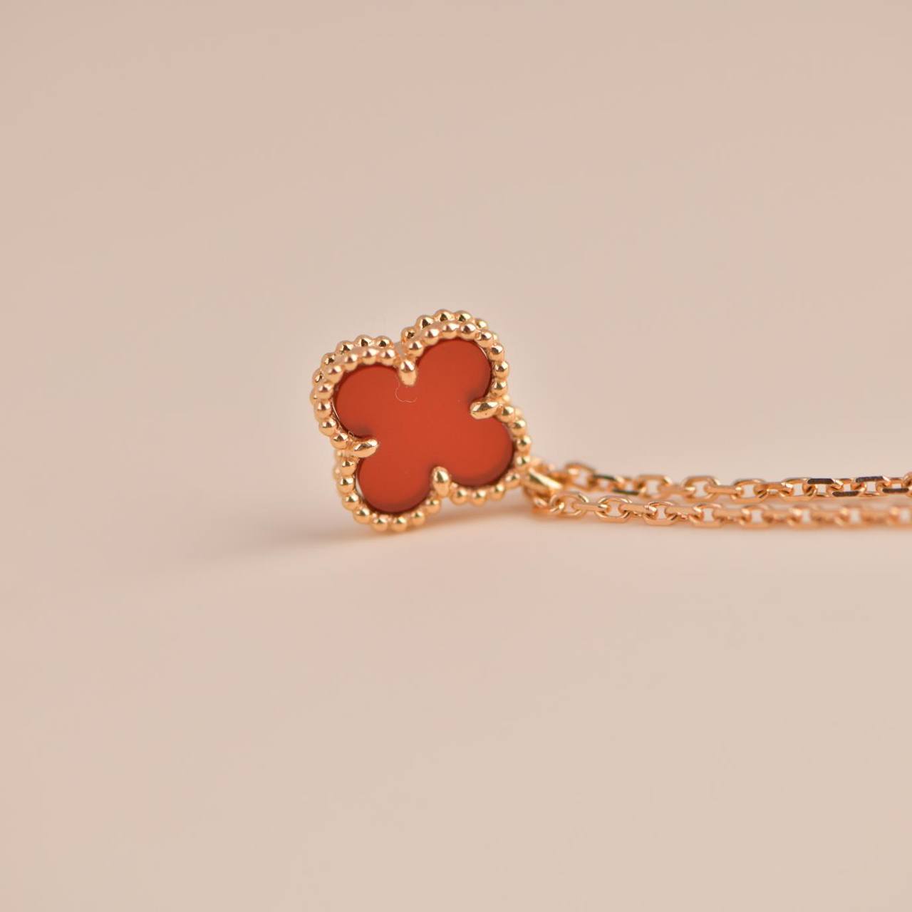 [Lucky Star]CLOVER MINI 9.5MM WHITE CARNELIANS NECKLACE