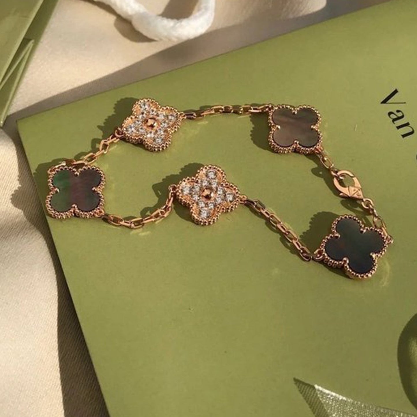 [Lucky Star]CLOVER 5 MOTIF GRAY MOP DIAMOND BRACELET